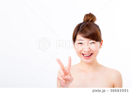 肌の張り　ビューティーイメージ　若い女性　美肌　素肌　スキンケア　白バック　美容イメージ写真素材 36683091