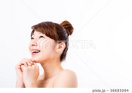 肌の張り　ビューティーイメージ　若い女性　美肌　素肌　スキンケア　白バック　美容イメージ写真素材 36683094