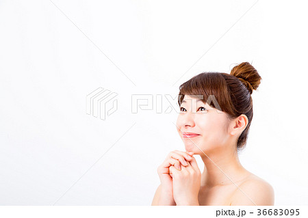 肌の張り　ビューティーイメージ　若い女性　美肌　素肌　スキンケア　白バック　美容イメージ写真素材 36683095