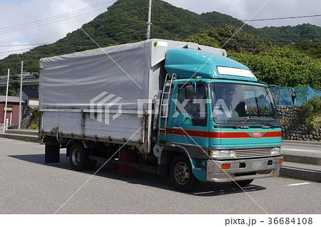 幌ウイング4tトラックの写真素材