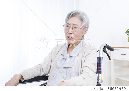 車椅子に乗るシニア女性 36685979