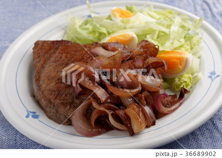 Beef steak with onion and salad 36689902