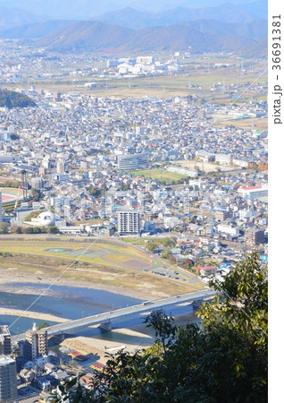 金華山の山上から眺めた長良川・長良橋(岐阜県岐阜市) 金華山の山上から眺めた長良川・長良橋(岐阜県岐阜市) 36691381