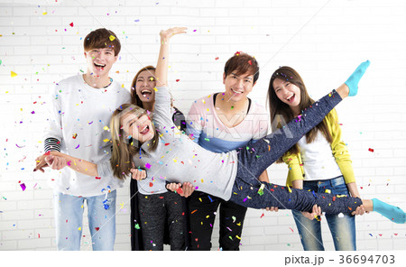 Young people celebrating holiday and party at home 36694703