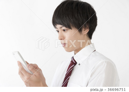 ビジネスマン　スマホ操作 36696751