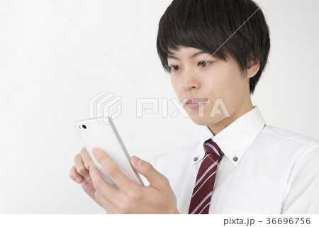 ビジネスマン　スマホ操作 36696756