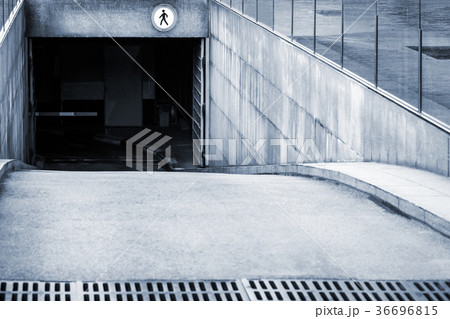 entrance to the underground car park 36696815