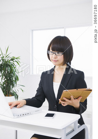 ビジネス 女性 オフィス 若い女性 ビジネス 女性 オフィス 若い女性 36697180