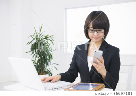 ビジネス　女性　オフィス　若い女性 36697181