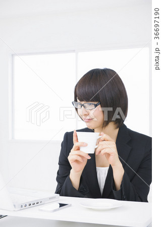 ビジネス　女性　オフィス　若い女性 36697190