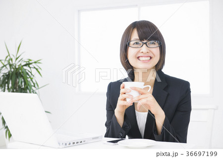 ビジネス　女性　オフィス　若い女性 36697199