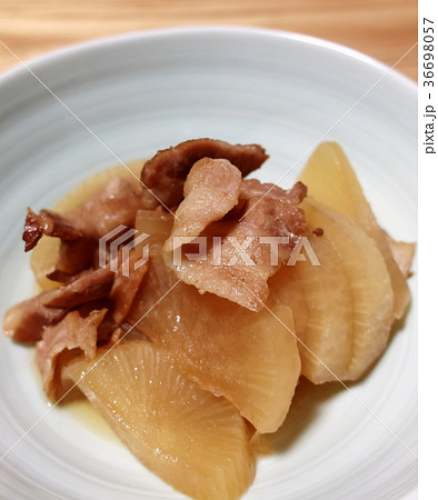 家庭的で素朴な自家製の豚バラ肉と大根の煮つけ 家庭的で素朴な自家製の豚バラ肉と大根の煮つけ 36698057