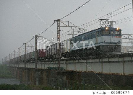 土砂降りの中を行く 36699374