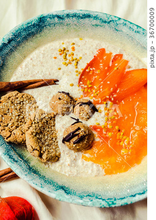 Oatmeal smoothies bowl with persimmons, raw sweets Oatmeal smoothies bowl with persimmons, raw sweets 36700009