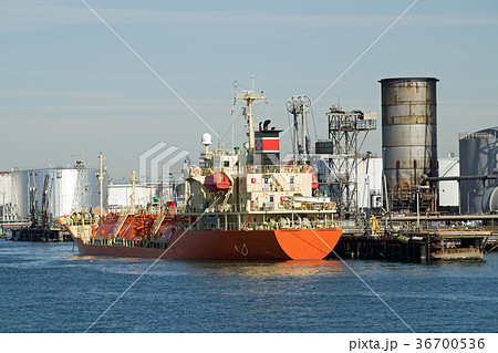 石油コンビナートで荷役をするタンカー 石油コンビナートで荷役をするタンカー 36700536