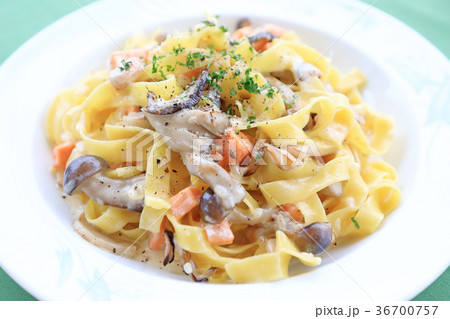 キノコとサーモンのクリームソースタリアテッレ 36700757