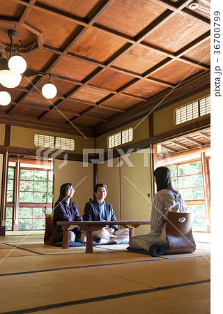 大学生の娘と一緒の家族旅行 36700799