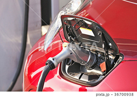 充電中の車 36700938