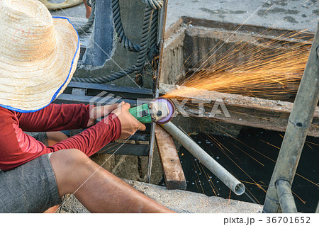 Working for drain cleaning 36701652