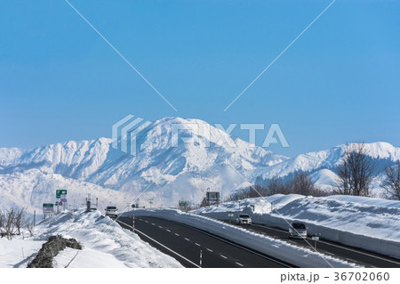 冬の高速道路 36702060