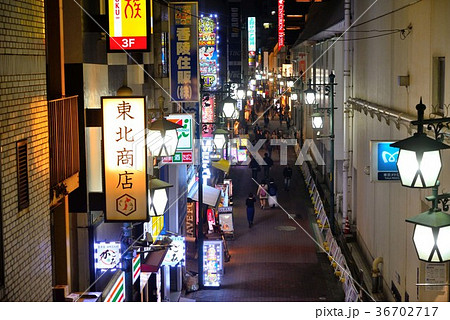 上野の路地の夜に輝くネオン 上野の路地の夜に輝くネオン 36702717