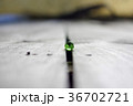 灰色の中の滴 36702721