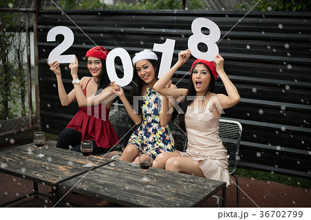 Young people are celebrating New Year's party. 36702799