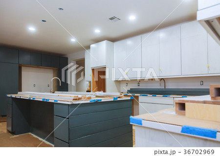 Installed kitchen in a new apartment in front. 36702969