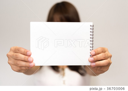 スケッチブックと女性 36703006