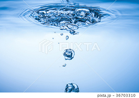 水中 気泡の写真素材