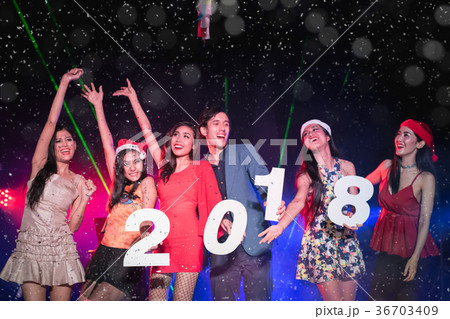 Teenagers are celebrating at the night party. 36703409