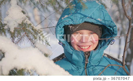 Teen walks in winter Park. Walks in the fresh air Teen walks in winter Park. Walks in the fresh air 36707047