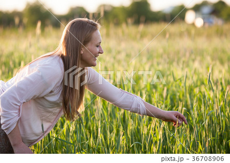 The girl in the field The girl in the field 36708906