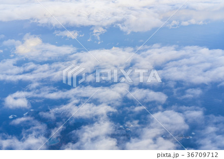 雲の上の風景 機内撮影 日本上空 の写真素材