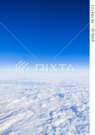 雲の上の風景　機内撮影（日本上空） 36709721