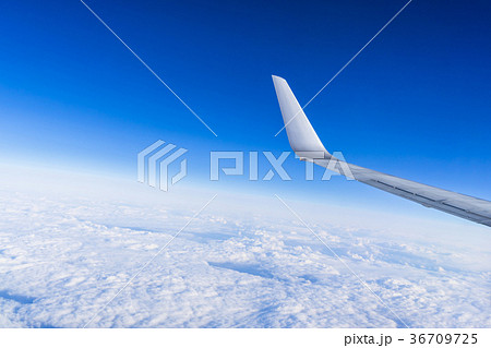 雲の上の風景　機内撮影（日本上空）飛行機の翼 36709725