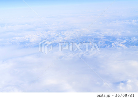 雲の上の風景 機内撮影 日本上空 の写真素材