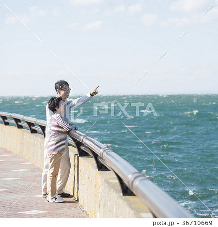 海を眺めるシニア夫婦 36710669