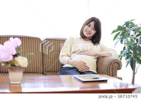 ソファに座るマタニティ女性 ソファに座るマタニティ女性 36710745