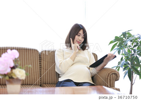 ソファに座るマタニティ女性 ソファに座るマタニティ女性 36710750