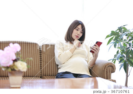 ソファに座るマタニティ女性 ソファに座るマタニティ女性 36710761