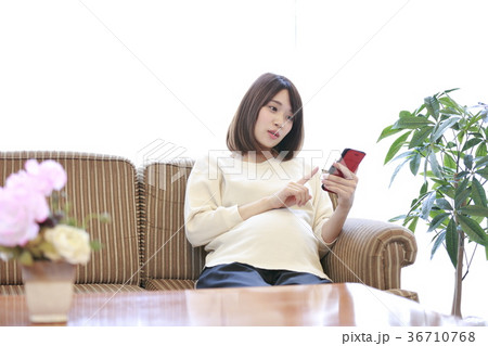 ソファに座るマタニティ女性 ソファに座るマタニティ女性 36710768