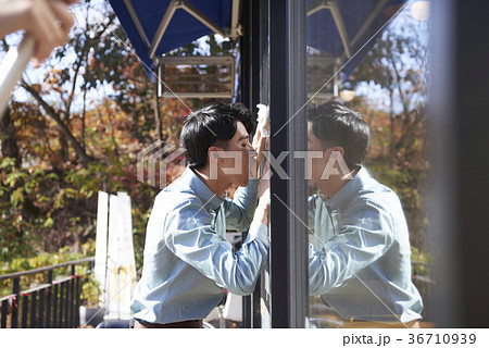 ウェイター ウェーター 若い男 36710939