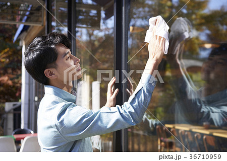 レストラン 食堂 ウェイター 36710959