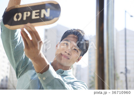 ドア 笑顔 微笑 36710960