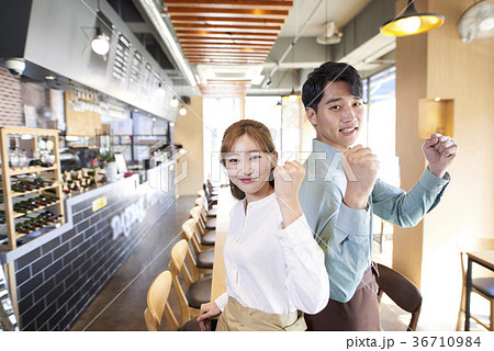 レストラン 食堂 ウェイター 36710984