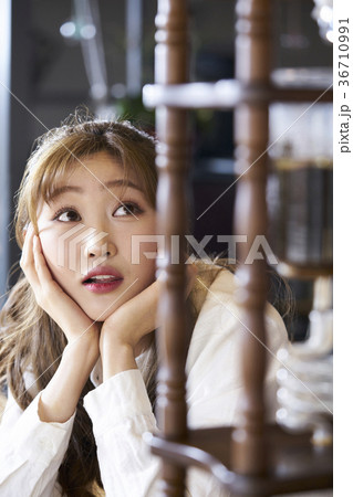 頭持ち上げる 顔をあげる 東洋人 36710991