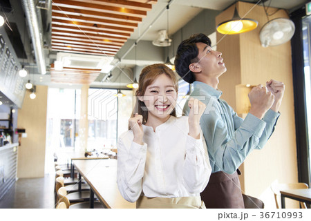 レストラン 食堂 ウェイター 36710993