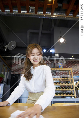 笑顔 微笑 微笑み 36711045