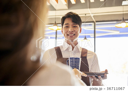 笑顔 微笑 微笑み 36711067